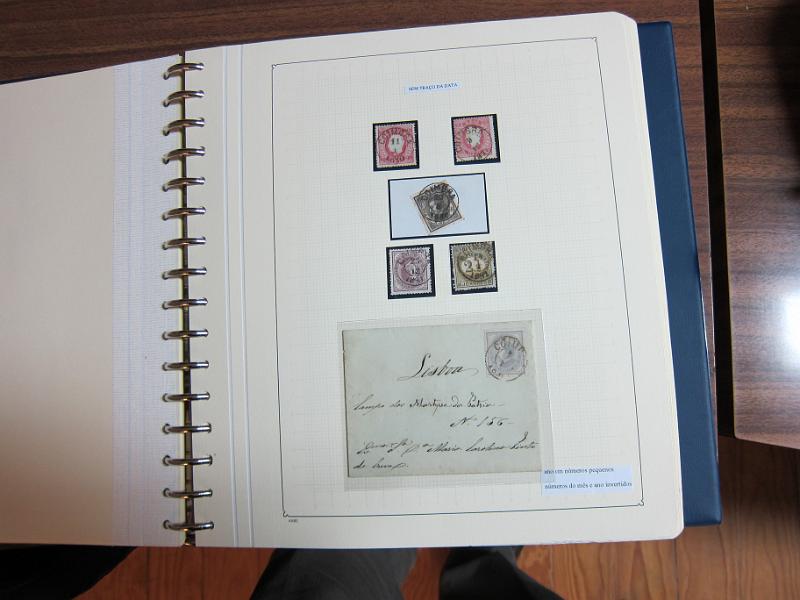 0019 (76).JPG -     Lote:    19      Marcofilia      Lotes Especiais       Descrição:         Portugal. Colecção especializada de carimbos de duplo círculo, tipo 1852, montada em 4 álbuns Lindner, com selos de diversas emissões e cartas, com estudo minucioso de cada marca. Lote a ver.         Lote       Valor Base:     &euro; 2.500,00     Valor Venda:     Retirado     